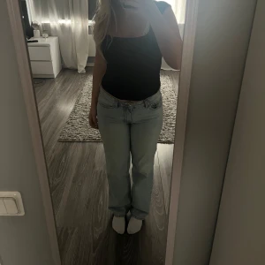 Ljusblå raka jeans - Säljer ett par ljusblå jeans med normal passform och raka ben. Jeansen har klassisk femficksdesign och normal midja. Perfekta till en avslappnad stil och passar till det mesta.