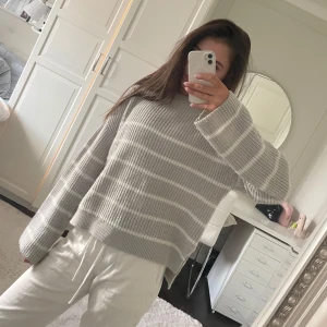 Grå randig stickad tröja  - Grå randig stickad tröja från Kappahl. Jättebra skick. Stl 170. Använd få gånger.