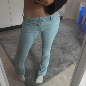 Ljusblå flared jeans - Säljer ett par ljusblå jeans med flared modell och lågmidja. Perfekta för dig som vill ha ett par snygga jeans till vardags. storlek 170 men dom är uppsträttade nertill. köpta på plick!