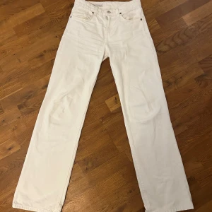 Vita raka jeans - Säljer ett par vita jeans från zara. Jeansen är raka i modellen med medelhög midja. Skriv vid fundering om passform.