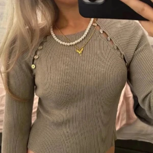 Topp med knappar - Supersnygg ribbad topp med knappar💕💕