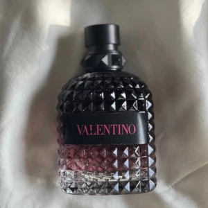 Valentino born in roma Eau de Parfum Intense sample - Lyxig valentino sample, tillverkad i Frankrike. Flaskan har en modern design med tydlig logga och svart kork. Perfekt för dig som gillar exklusiva dofter.