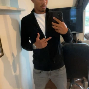 Svart ziptröja  - Svart ziptröja från Selected home med hög krage och normal passform || Kvalité 9/10 || Biligare pris vid en snabb affär 