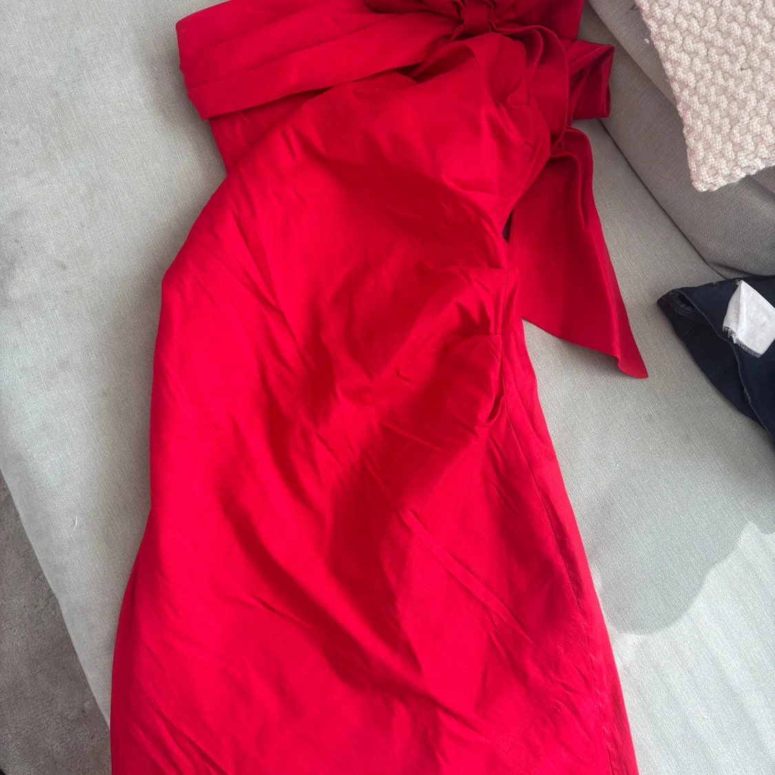 Röd one shoulder-klänning med stor rosett från LENA - 2