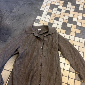  Brun kofta från John Henric - Säljer min bruna kofta från John Henric. Passar perfekt till som lager på lager under sommarkvällar, storlek S. Endast använd ett fåtal gånger och säljs då den är något liten för mig 