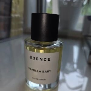 Vanilla Baby från ESSNCE -  Vanilla Baby och är en Eau de Parfum från märket ESSNCE. Något använd se bilder. Påminner om Billie Eilish. Toppnoter Socker Röda bär Mandarin Hjärtnoter Vanilj Kakao Kryddor Basnoter Tonkaböna Amber Mysk