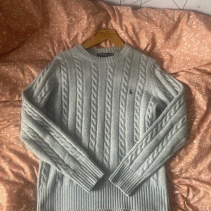 Ralph lauren stickad tröja  - Fin kabel stickad tröja från Ralph lauren, storlek S. Helt nytt skick. Mitt pris är 699 men kan gå ner i pris vid snabb affär, kom med bud!! 