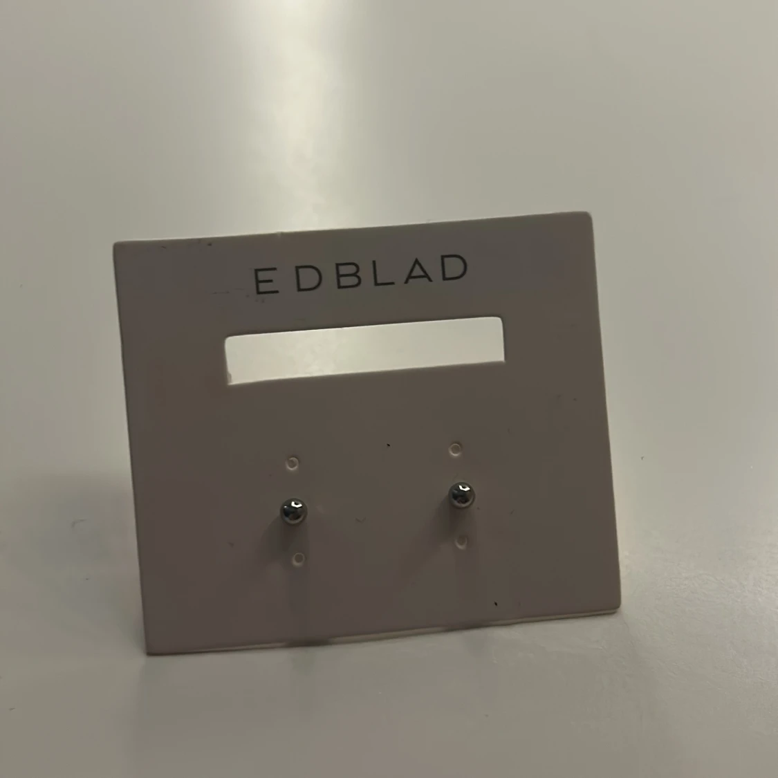 Silverfärgade stiftörhängen från Edblad