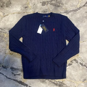 Polo Ralph Lauren Knit pullover  - Det är en helt ny polo knit pullover som inte kunde passa mig detta är storlek M men passar även S, qr kod fungerar och allt finns med. Ställ gärna frågor om ni har några 🤝😄