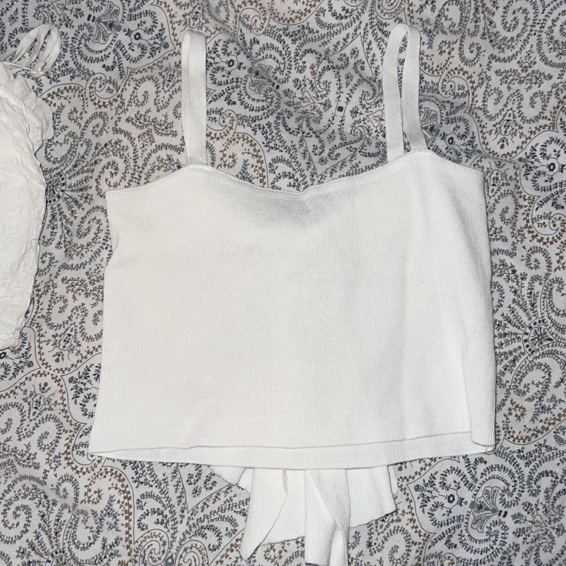 Vit croppad linnetopp med  rosett - 1