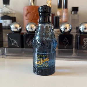Versace blue jeans - Hej! Säljer nu min Versace blue jeans parfym. Runt 60ml kvar i 75ml flaskan. Har låda någonstans som jag ska hitta 👍 säljer den nu för 200kr. Bara att skriva vid frågor eller funderingar! 