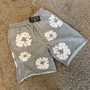 DENIM TEARS SHORTS  - hej, säljer dessa Denim Tears shorts som är i riktigt bra material, helt nya med tags som hänger kvar. Perfekt inför sommaren