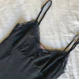 🍒Babydoll linnetopp🍒 - 🍒CUTIEPIE🍒Söt babydoll linnetopp med spetsdetaljer och reglerbara axelband, dock är banden långa så spännet hamnar framtill. Kommer i ett stretchigt tyg med struktur. Skriv på dm om du vill köpa så kan jag ordna gratis frakt.🍒