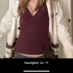 Vinröd omlottopp med knyt - Säljer en vinröd omlottopp med knyt i sidan. Toppen har v-ringning och är långärmad💕är i stoleken M men passar på S 