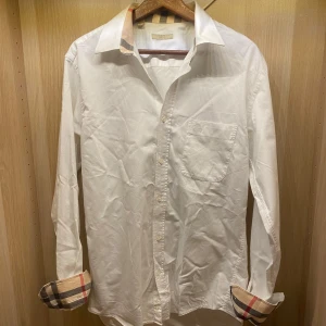 Burberry skjorta  - Hej! Säljer nu min skjorta från märket Burberry , storlek M bra skick, givetvis äkta. Tveka inte på att höra av dig om du har frågor eller funderingar kring skjortan!