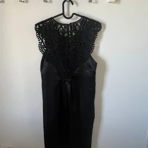 Svart spets klänning från Seventy Three - Säljer en svart klänning från Seventy Three med vacker spets med ett märke längst ner, använd några gång för längesedan.☺️