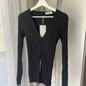 Àvora Bella Cardigan - Säljer min helt oanvända stickade topp från Àvora i storlek L (passar mig som har s perfekt). Den är väldigt stretchig och sitter superfint på. Nypris 1500kr, jag säljer den för 800kr