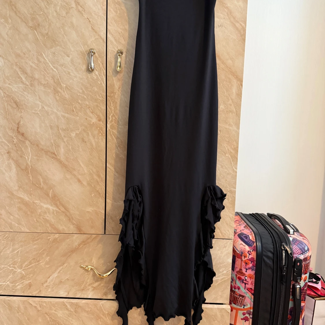 Svart axelbandslös långklänning med volang - 1