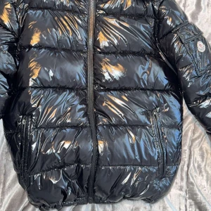 Moncler maya - Hjälper min vän att sälja sin moncler maya till ett bra pris.