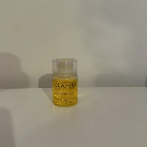 Olaplex No.7 Bonding Oil - Olaplex No.7 Bonding Oil är en gul, lätt hårolja i en liten genomskinlig plastflaska med skruvkork. Oljan är framtagen för att stärka och skydda håret samt ge glans och mjukhet , mer än halva kvar, original priset är 369, skriv om ni har frågor, priset kan diskuteras🥰