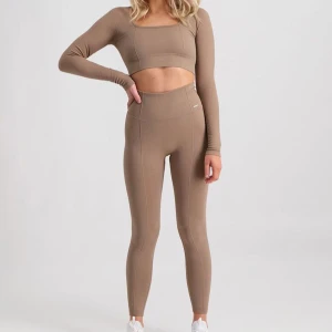 Aimn set - Snyggt beige set från Aimn. Endast använda 1 gång. Som ny. Nypris för hela setet: 1250kr 🤍