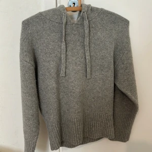 Grå stickad hoodie från Zara - säljer en mysig stadigas hoodie fårb zara, perfekt till en kall dag, säljer på grund av att den inte kommer till användning, priset kan alltid diskuteras, original priset är runt 400-500kr 