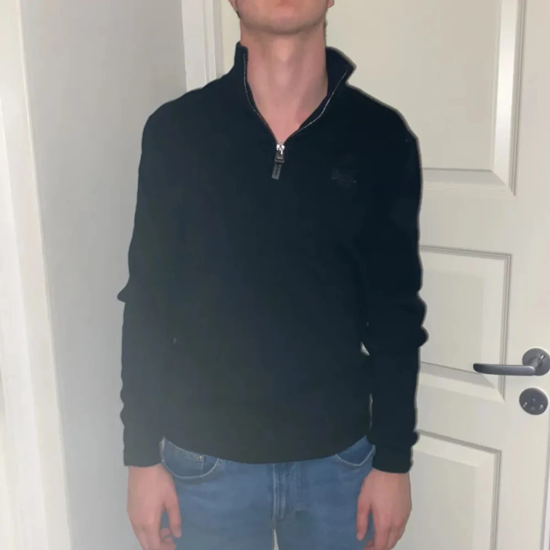 Svart tröja med halv dragkedja från Superdry