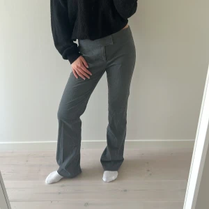 Grå kostymbyxor med bootcut - Säljer mina grå kostymbyxor med bootcut passform och låg midja då dom tyvärr är förstora för mig, de är i storlek 34 men skulle mer säga 36/S