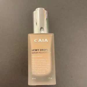 CAIA Dewy Drops Serum Foundation - Dewy drops i färgen 10c, saknas lite. Men så gott som full.