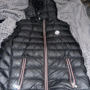 Svart dunväst från Moncler med huva - Snygg svart dunväst från Moncler. Storlek M. osäker om den är äkta. Vid snabb affär kan priset diskuteras.