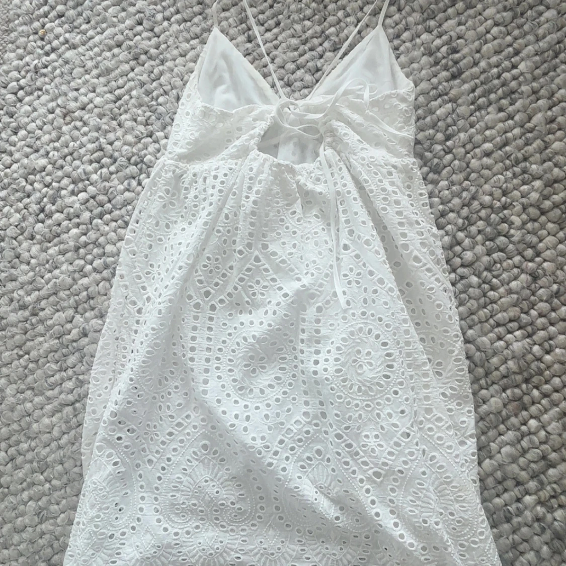 Vit spetsklänning med smala axelband från H&M - 1