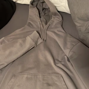 Grå hoodie från lager 157 - Säljer en enkel och stilren grå hoodie från 157. Tröjan har huva och en stor magficka! Storlek S/M