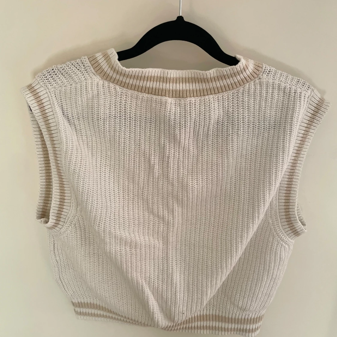 Vit stickad väst med beigea detaljer från Lindex - 1