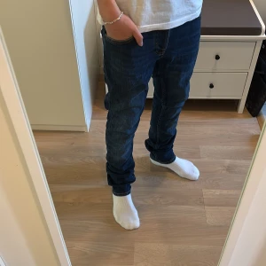 Nudie jeans grim trim  - Skit feta jeans som är i dunderskick. Dom är i den populära modellen grim trim. Nypris 1800 vårat pris endast 449 först till kvarn💯🤝