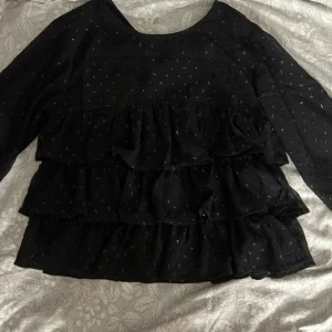 Gina tricot blus - Säljer den här blusen från Gina tricot Young, använd 1 gång❤️