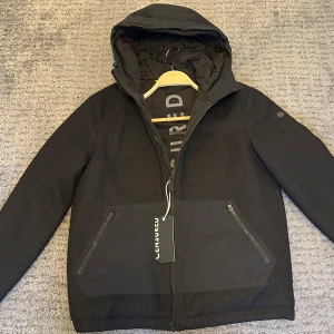 Cardigan jacka - Säljer nu en Censured cardigan helt ny med tags. Färg svart, Storlek S. Nypris 2700kr mitt pris 899kr. Snabb affär bättre pris. Om du har några funderingar så är det bara att fråga på!❇️