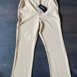Kostymbyxor - Beige kostymbyxor från shein, säljer då de är för små för mig (har vanligtvis M i myxor), hör av dig vid frågor eller intresse, eller köp direkt🌸🌸