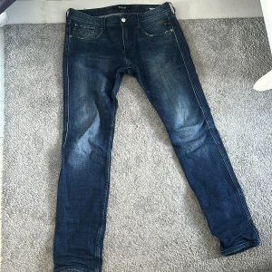Replay anbass jeans - Replay anbass jeans storlek 30w 32 L, i bra skick, lite använda men inga skador, riktigt snygga