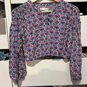  blus från Zara - Säljer den slutsålda toppen från Zara som det finns en matchande kjol till 💞passar mig som har S 🌸köparen står för frakten🩷