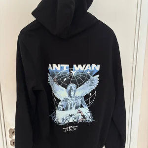 Svart hoodie från Ant Wan - Antwan Hoodie i storlek L