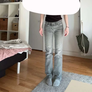 Grå bootcut jeans från Zara - Säljer ett par grå jeans från Zara med bootcut-passform. Jeansen är low/mid waist. Väldigt fina jeans med snygg passform, med fin grå färg. Skriv om du har några frågor! Pris kan diskuteras 🥰