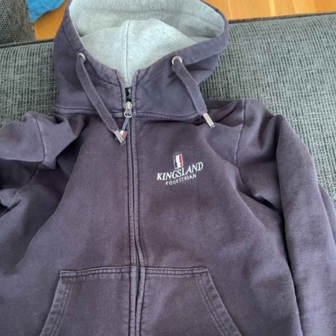 Marinblå hoodie från Kingsland Equestrian - 2