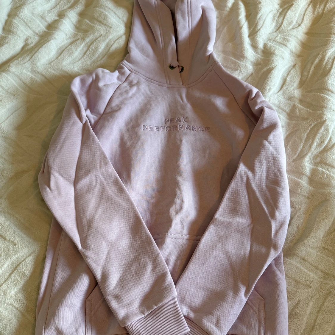 Ljuslila hoodie från Peak Performance