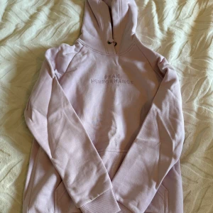 Ljuslila hoodie från Peak Performance - Hoodie från Peak Performance, aldrig använd. Nypris 1300kr. 350kr inkl. Frakt