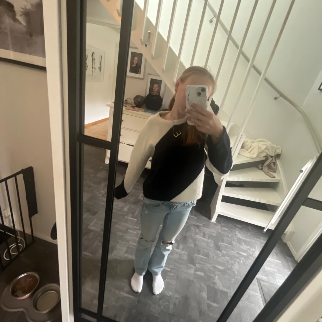 Svart och vit stickad tröja med sned färgblock