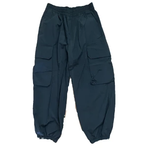 Bershka Parachutepants - Ett par svarta parachutepants från Bershka köpta i kvinnoavdelningen. Storlek L och mycket bra skicka då jag inte har använt dem knappt. Hör av dig för mer information eller frågor💥