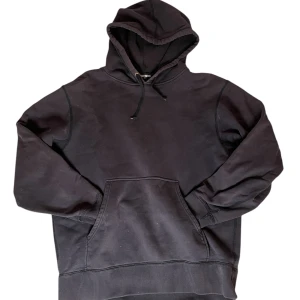 Uniqlo hoodie - En klassisk svart Uniqlo hoodie med huva och känguruficka framtill. Tröjan har ribbade muddar vid ärmslut och nederkant samt dragsko i huvan. Perfekt för en avslappnad och stilren look. Storleken är igenkligen M men passar S.