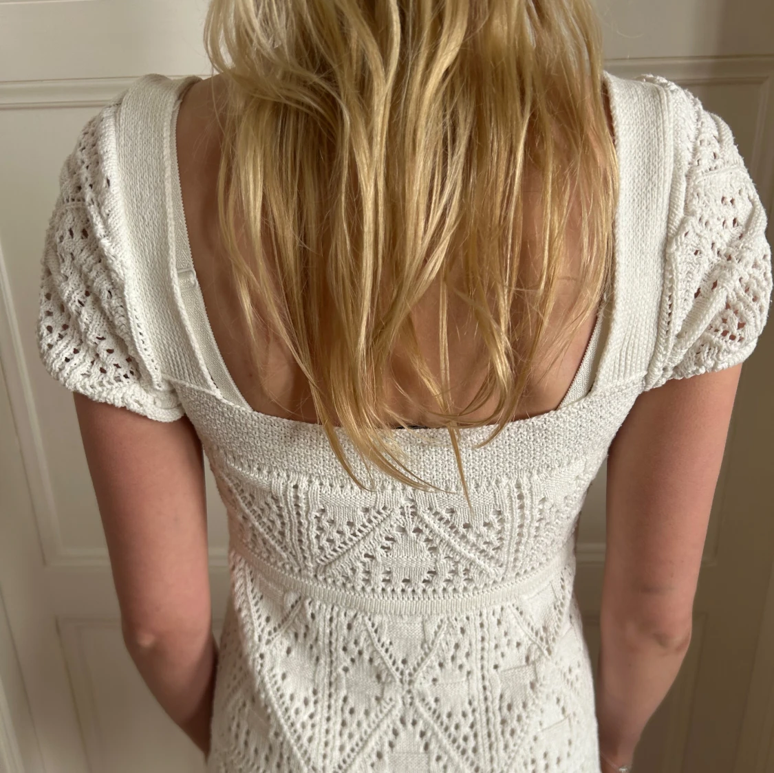 Vit virkad kortklänning med puffärm - 2