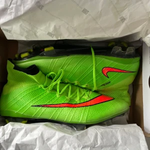 Nike superfly 4 - Säljer ett par Nike superfly 4 FG. Strl 43 men passar 44 också. Skick 8/10. Har en liten skavank på en dobb som man kan få bild på men den är intakt. Om man vill ha fler bilder är det bara att höra av sig