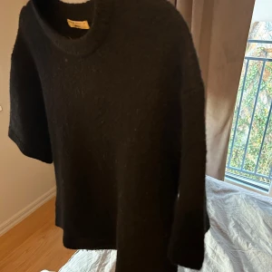 Stickad tröja  - Svart stickad tröja, strl xs men passar S💕